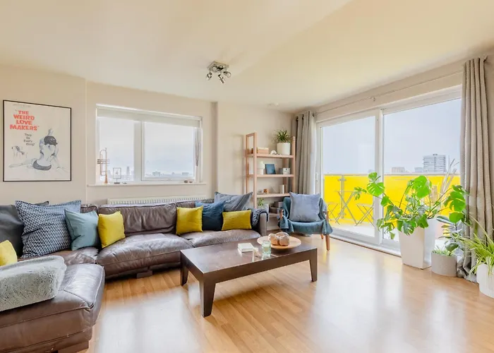 Sun Filled 2Bd Flat With City Views Mile End